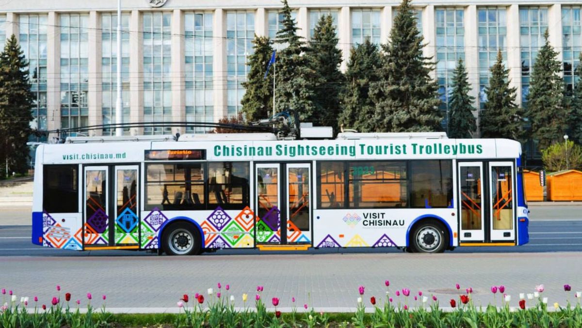 O nouă rută de troleibuz turistic, lansată la Chișinău. Ce itinerar are și cât costă biletul