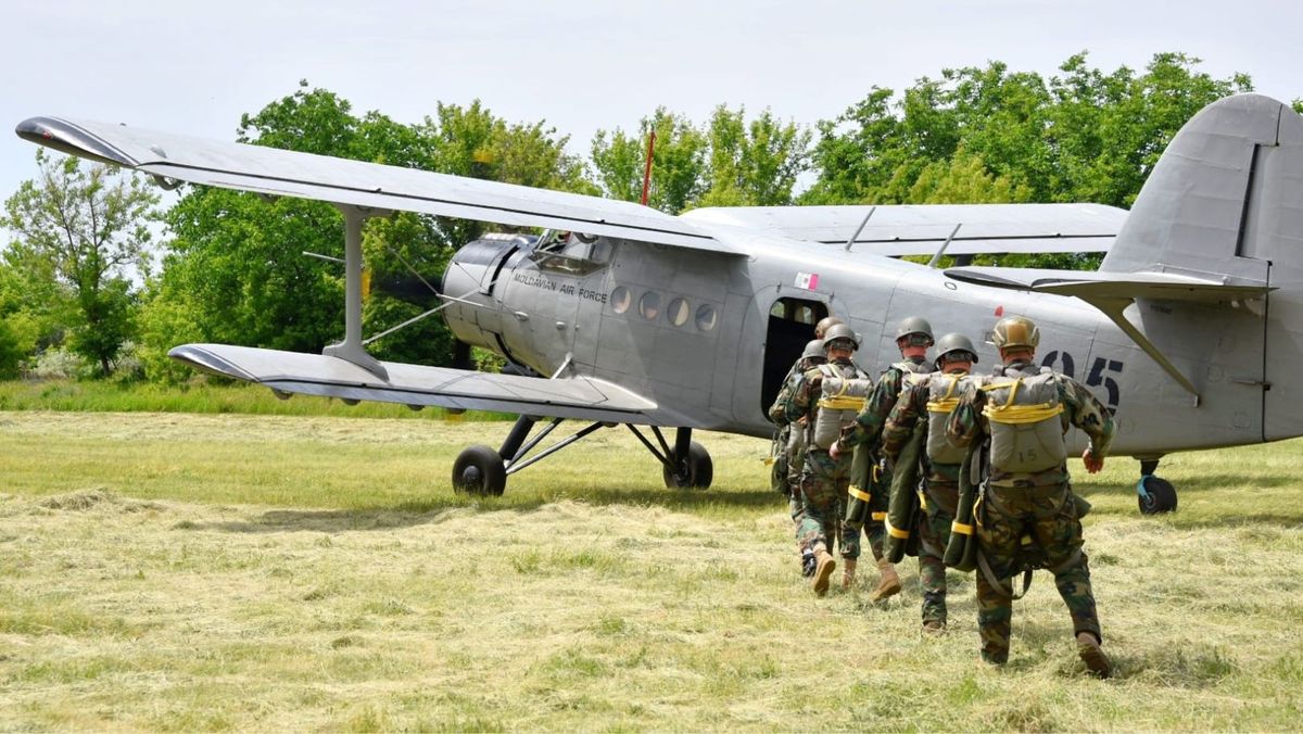 Militarii moldoveni vor efectua astăzi salturi cu parașuta în nordul țării