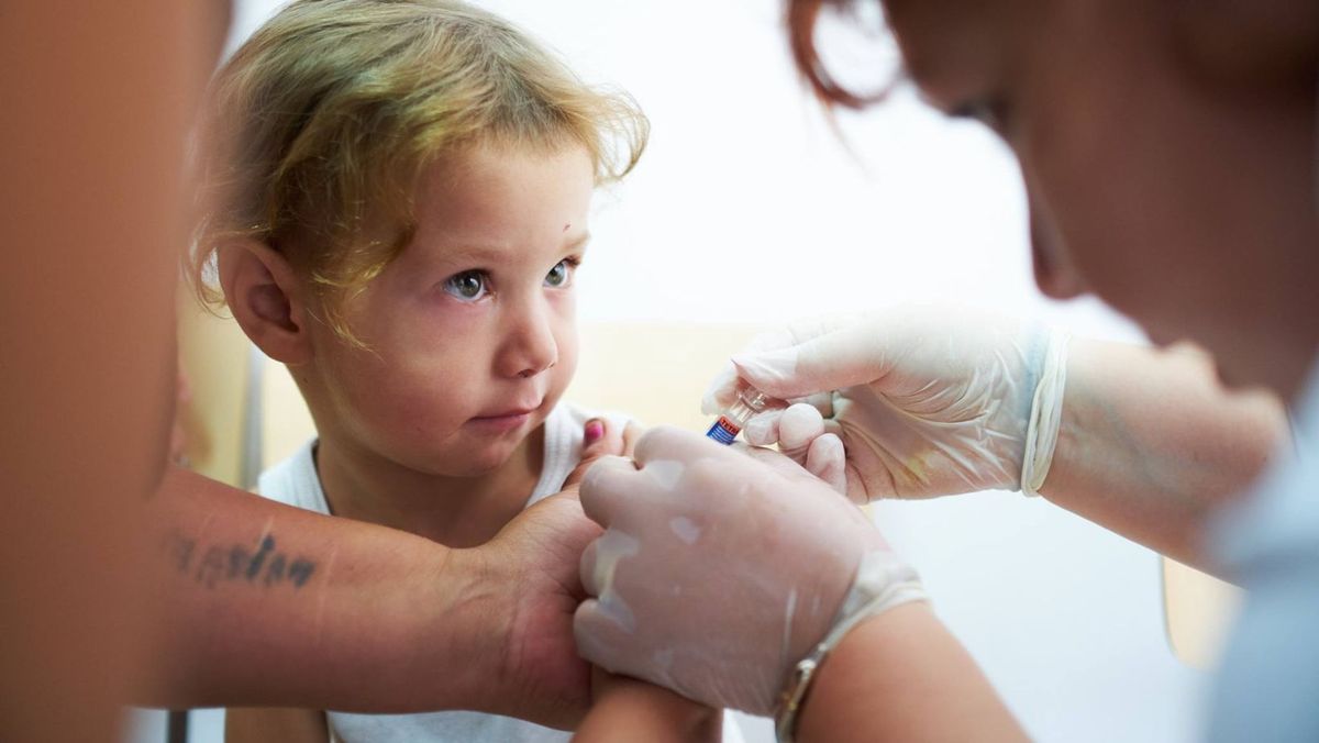 Autoritățile recomandă neadmiterea copiilor nevaccinați împotriva rujeolei în școli și grădinițe