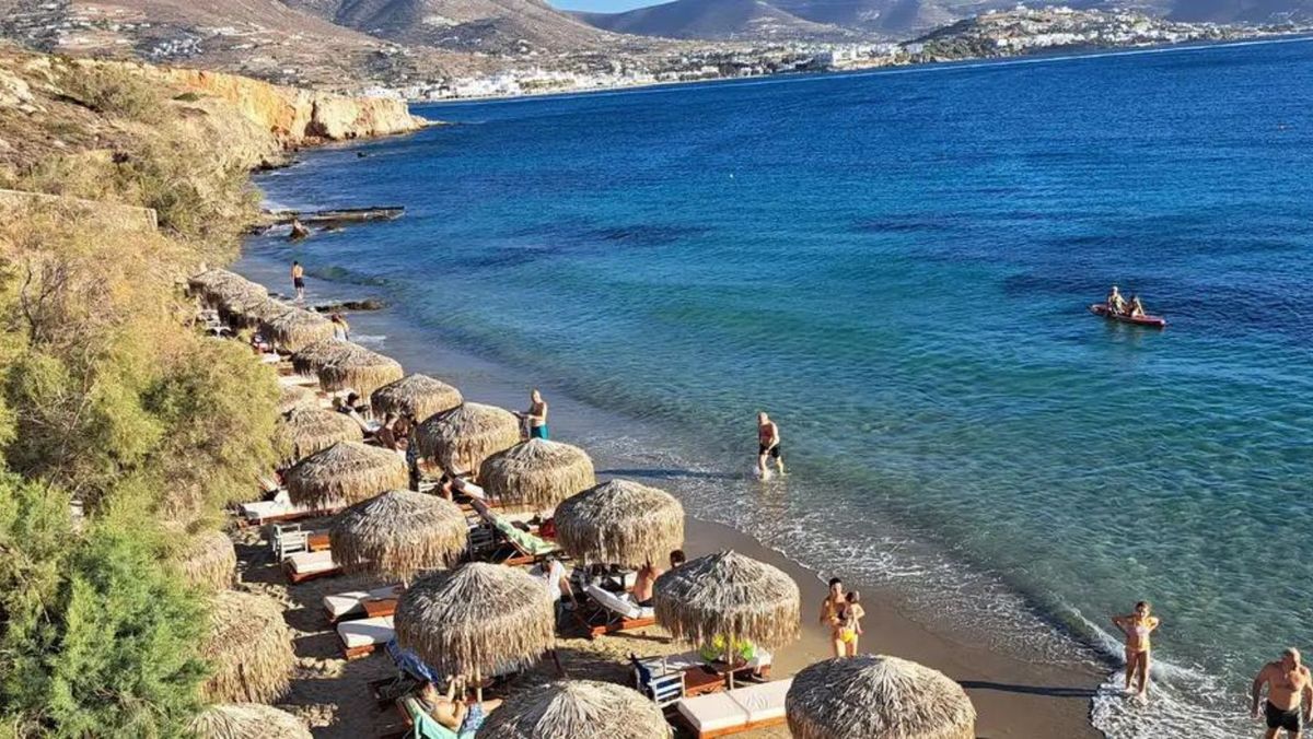 Grecia impune restricții pentru 200 de plaje. Turiștii nu au voie să-și pună umbrelele sau șezlongurile pe aceste locuri