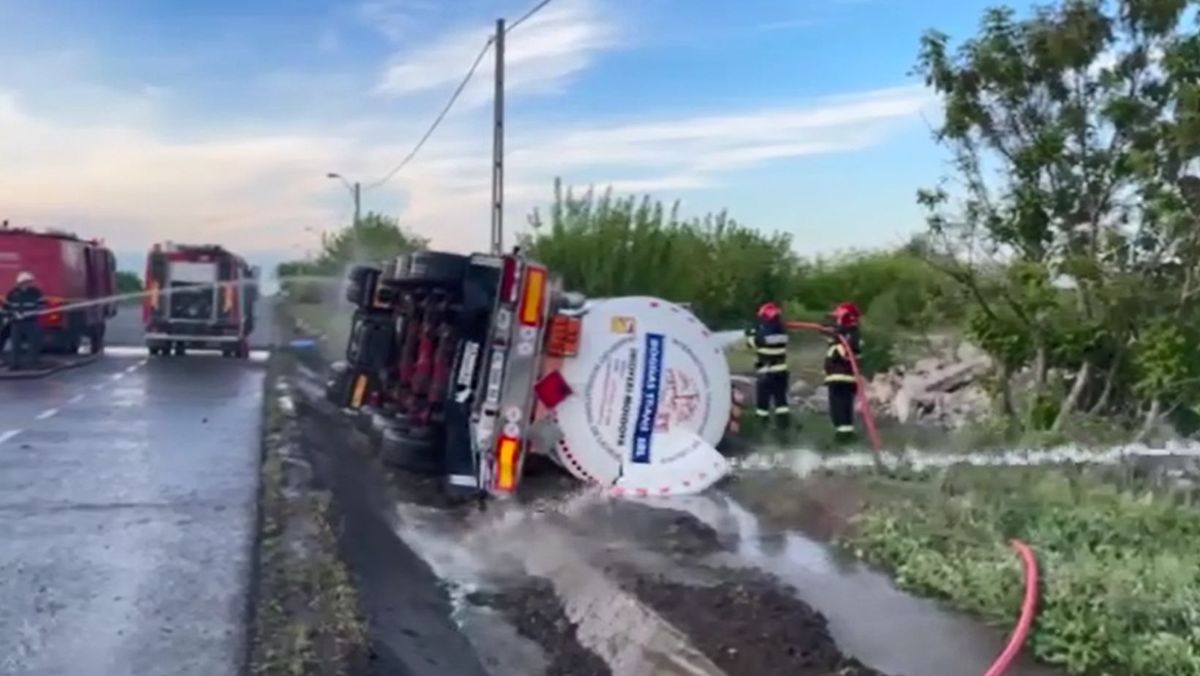 FOTO/ VIDEO O cisternă înmatriculată în R. Moldova s-a răsturnat în România. Șoferul a decedat