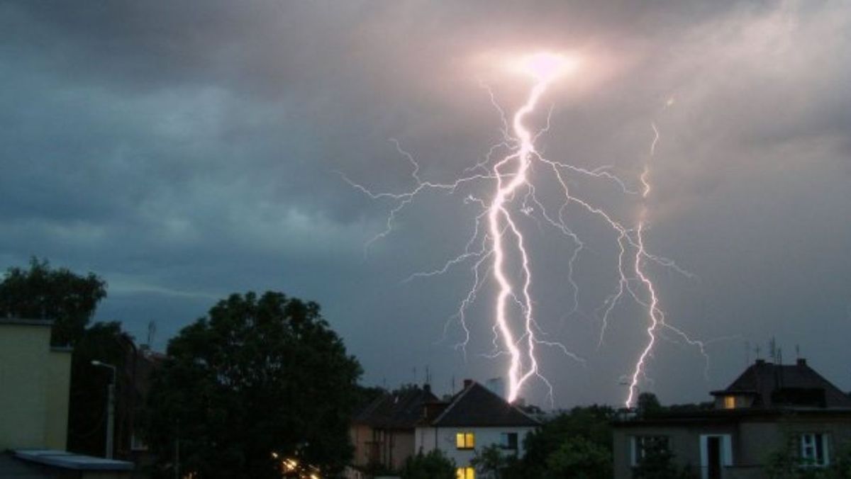 Meteorologii au emis un nou cod galben de instabilitate atmosferică: Se prevăd ploi cu descărcări electrice