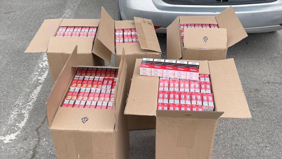 Un șofer, prins de ofițerii vamali cu 2.500 de pachete de țigări de contrabandă în mașină
