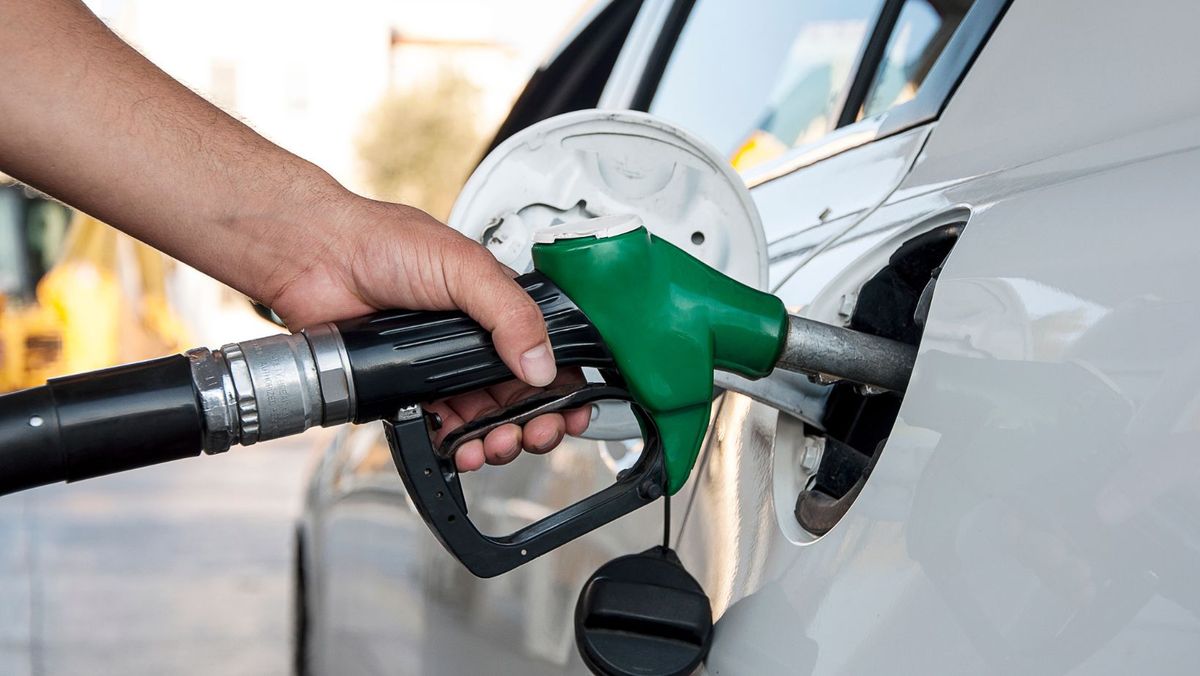 Prețuri mai mici la carburanți. În weekend, benzina se ieftinește cu 23 de bani