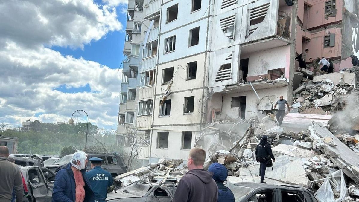 ACTUALIZARE/ Scara unui bloc locativ din Belgorod s-a prăbușit în urma unui atac: 19 persoane au fost rănite