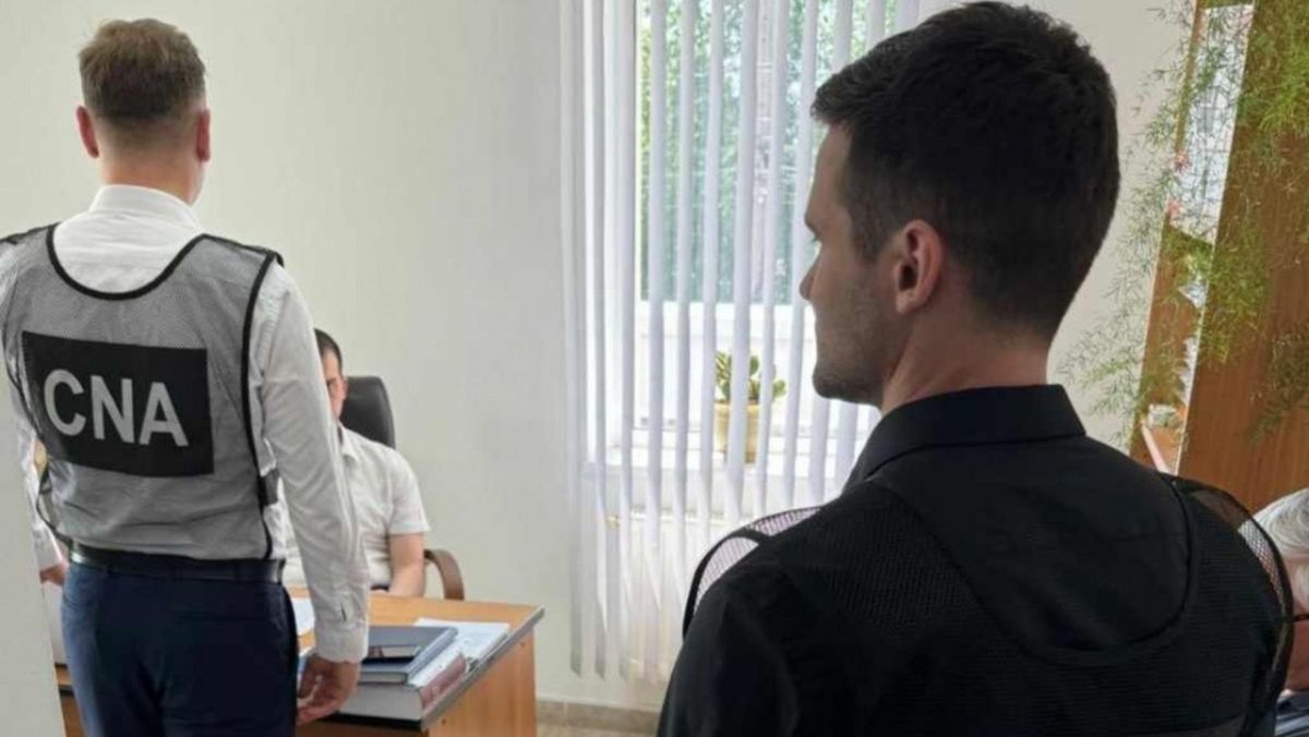 Un avocat din Chișinău a fost reținut în timp ce restituia mita. Detalii de la CNA