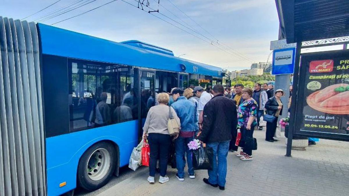 Circa 60 de autobuze circulă astăzi gratuit de la Circ spre Cimitirul „Sfântul Lazăr”, anunță Primăria Chișinău