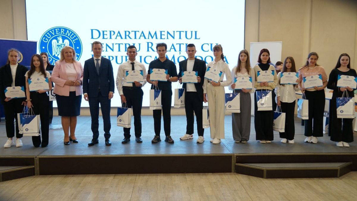 FOTO/ Cei mai buni elevi la limba română și istorie, premiați de către Guvernul de la București