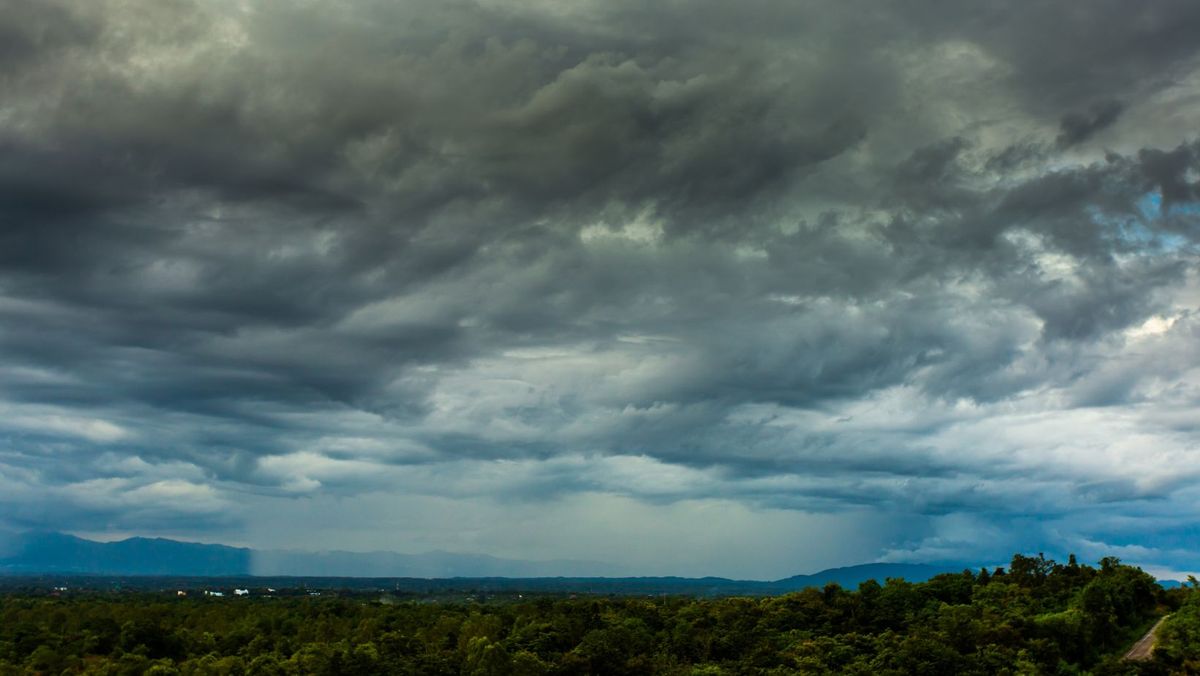 Meteorologii au emis un nou cod de instabilitate atmosferică. Când intră în vigoare avertizarea