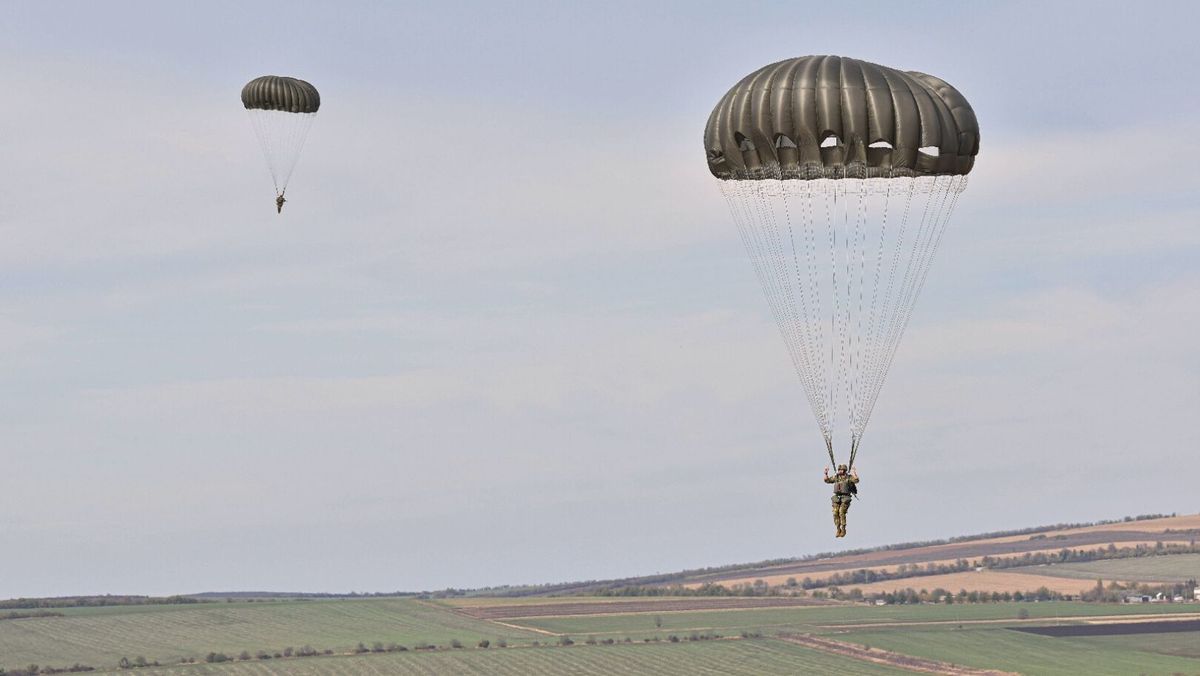 Militarii moldoveni vor efectua salturi cu parașuta. Unde va avea loc exercițiul