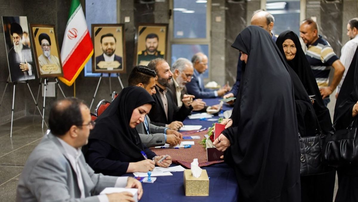 Iranienii votează pentru alegerea unui nou președinte