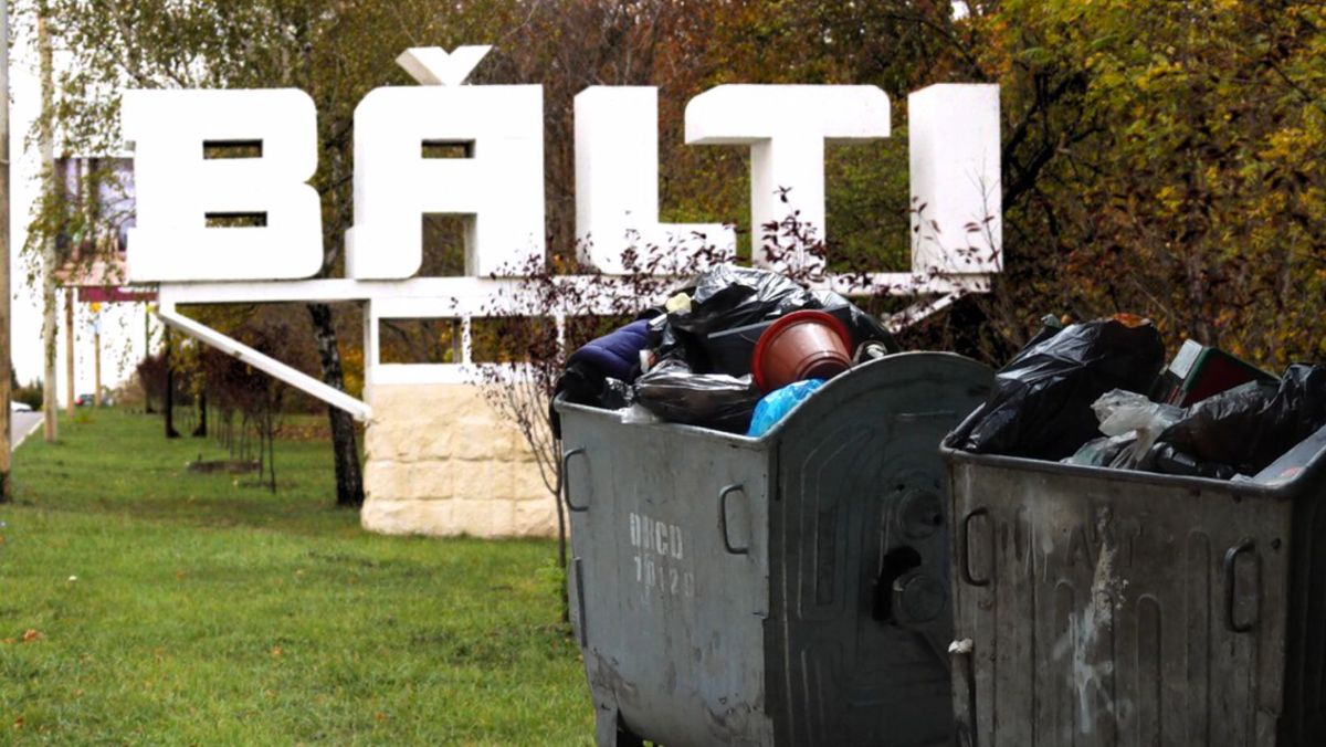 VIDEO/ Miros urât și mormane de deșeuri la Bălți. Gunoiul din unele curți nu a fost evacuat de câteva zile