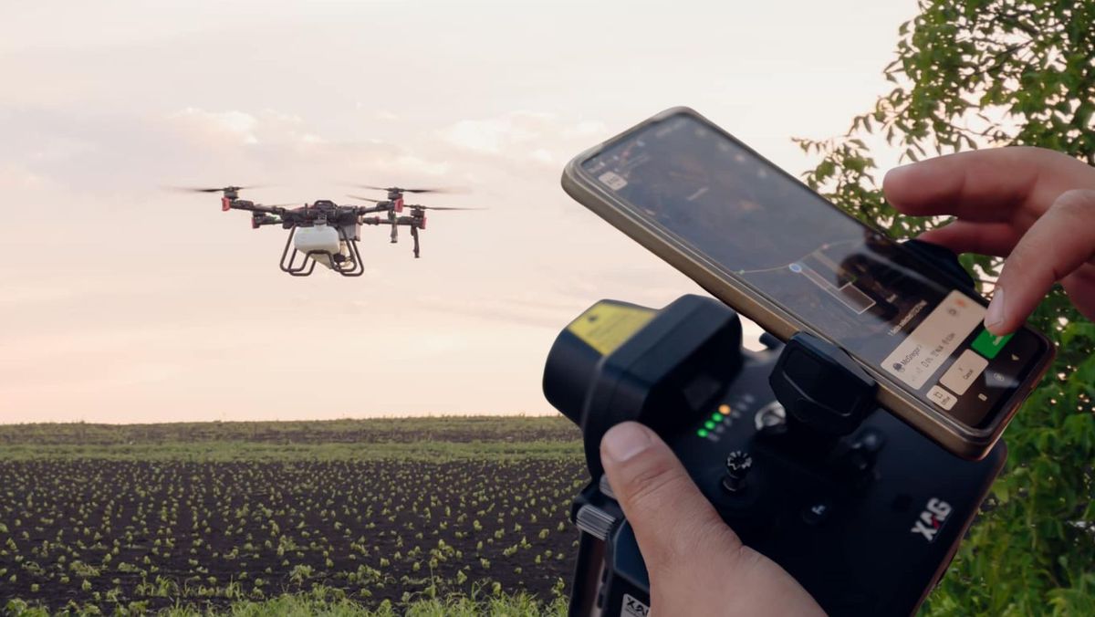 FOTO/ Combinatul „Cricova” utilizează drone pentru stropirea viței de vie. MAIA: „Revoluție tehnologică”