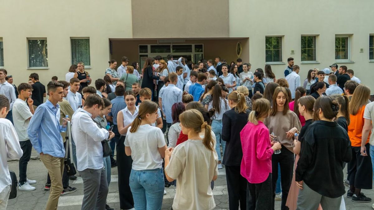 Peste 12 mii de tineri susțin astăzi examenul de bacalaureat la limba și literatura română