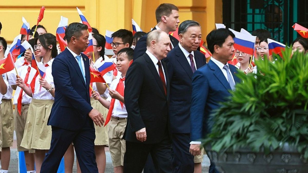 VIDEO/ Vladimir Putin întreprinde o vizită oficială în Vietnam, prima din ultimii unsprezece ani