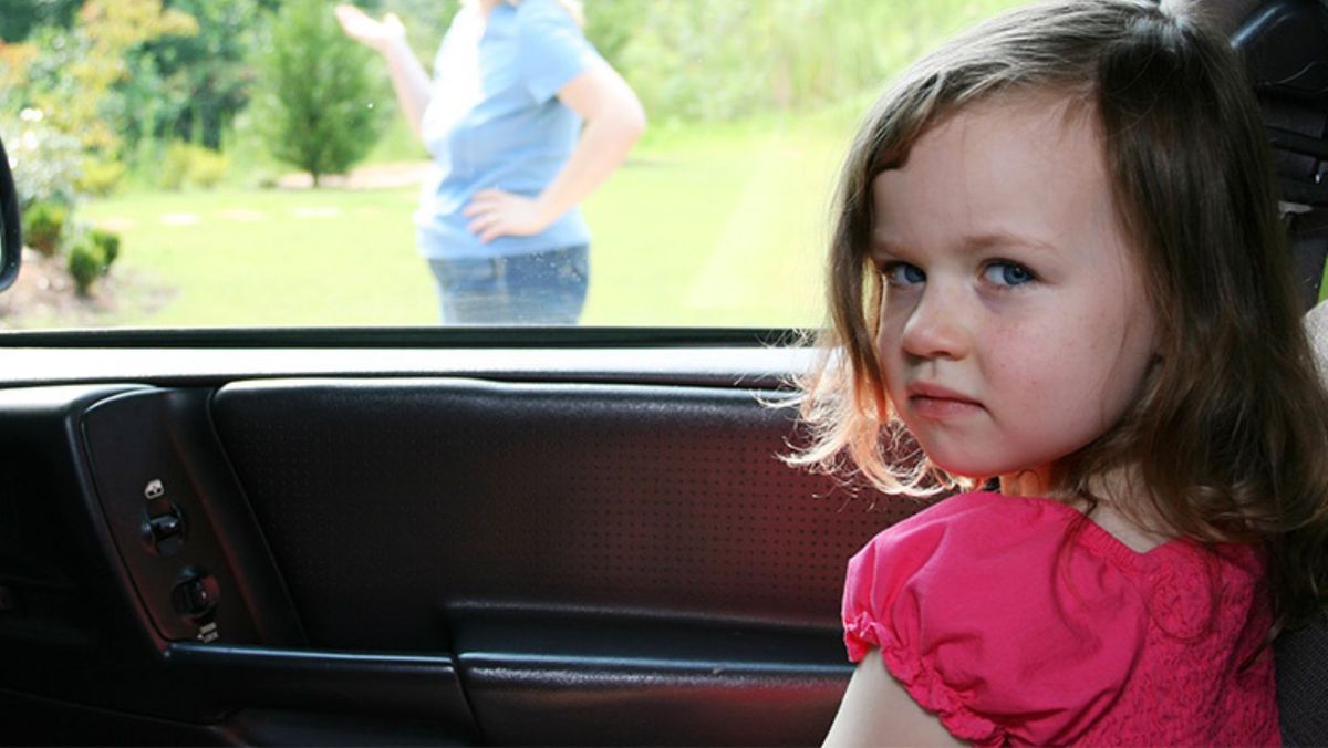 O fetiță de trei ani a fost lăsată singură într-o mașină din capitală. Trecătorii au sunat la 112