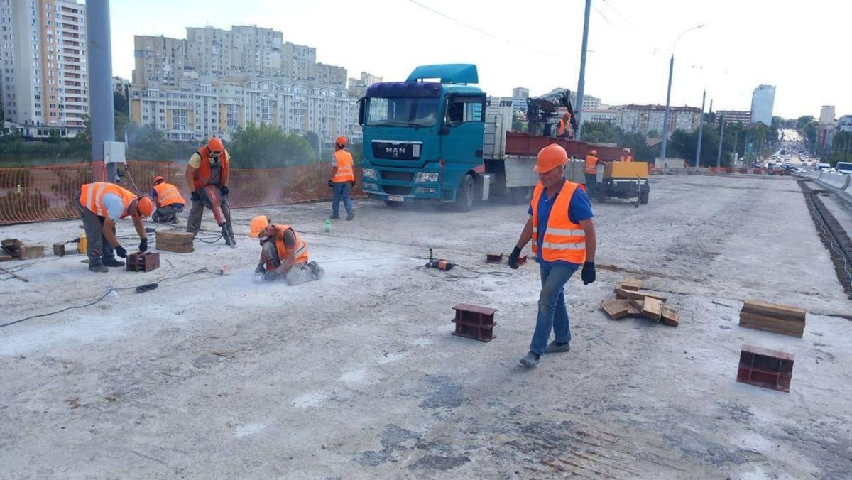 Podul de pe strada Mihai Viteazul rămâne parțial deschis. Primăria acuză Calea Ferată a Moldovei