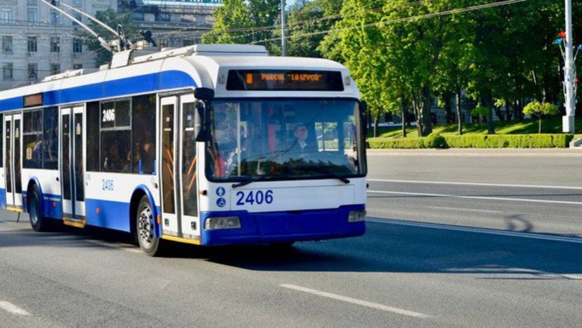 Cum vor circula troleibuzele și autobuzele din capitală de Ziua Independenței. Anunțul Primăriei Chișinău