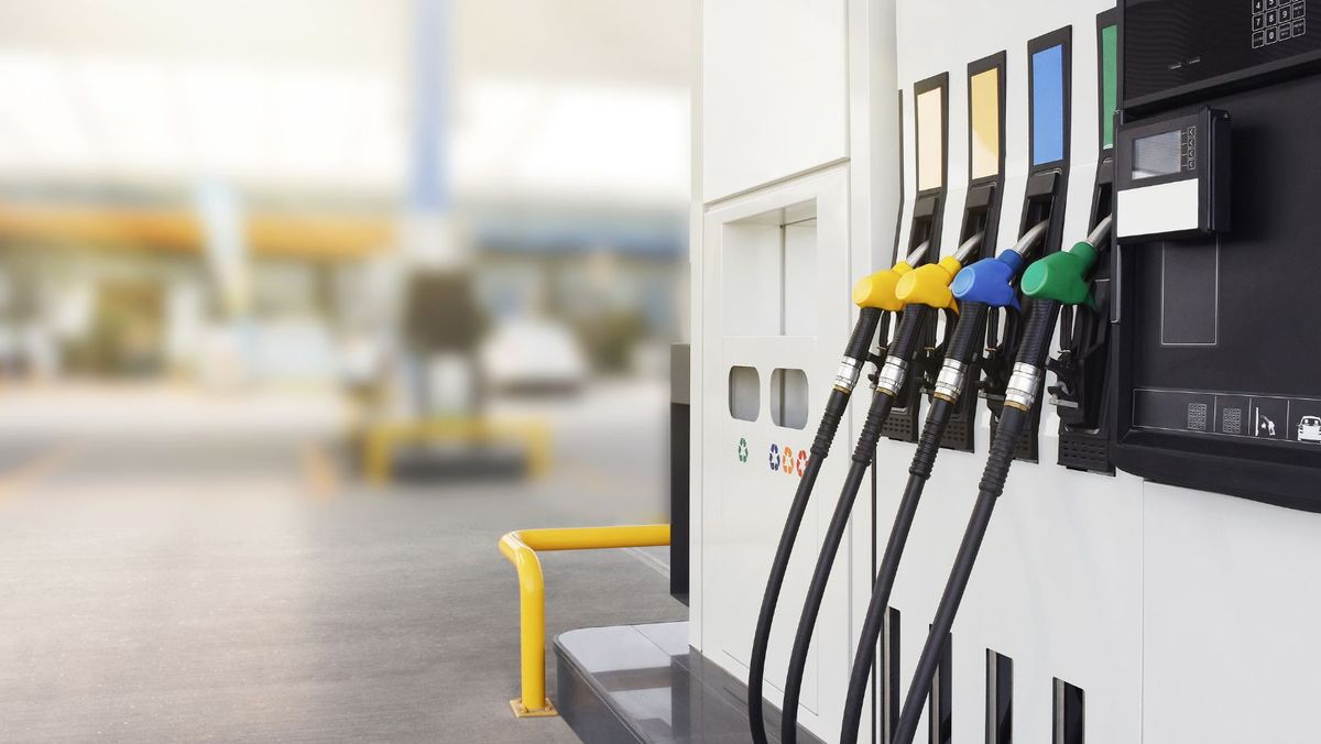 Benzina se ieftinește cu 16 bani. ANRE a stabilit noi prețuri la carburanți