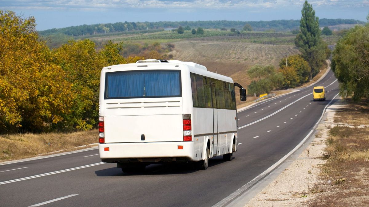 Benzina și motorina se ieftinesc cu câțiva bani. Cât vor plăti șoferii pentru un litru de carburant în weekend