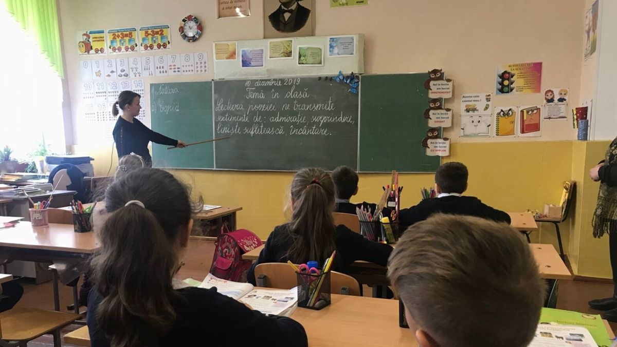 Școlile din țară încep noul an de studii cu un număr record de tineri pedagogi, anunță Ministerul Educației