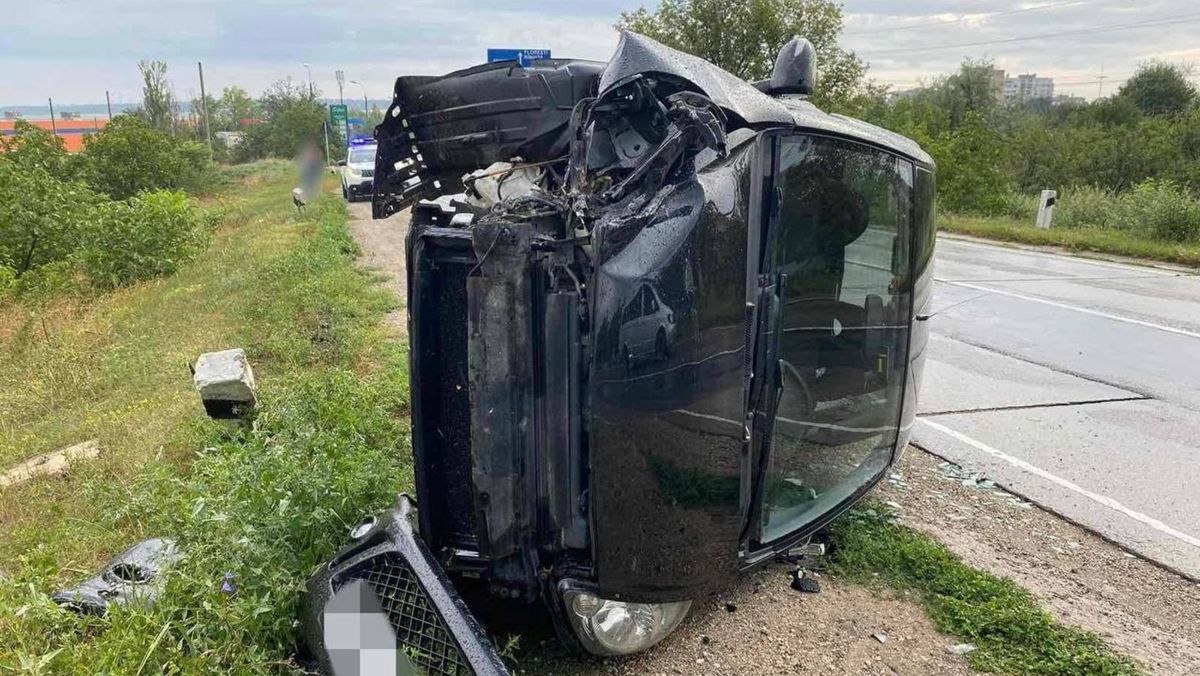 FOTO/ Accident în nordul țării: O tânără s-a răsturnat cu mașina, după ce s-a tamponat într-un stâlp