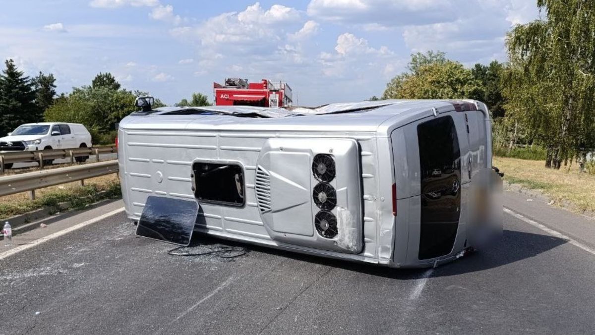 Șapte răniți în urma unui accident dintre un microbuz de rută și un camion. Precizările poliției