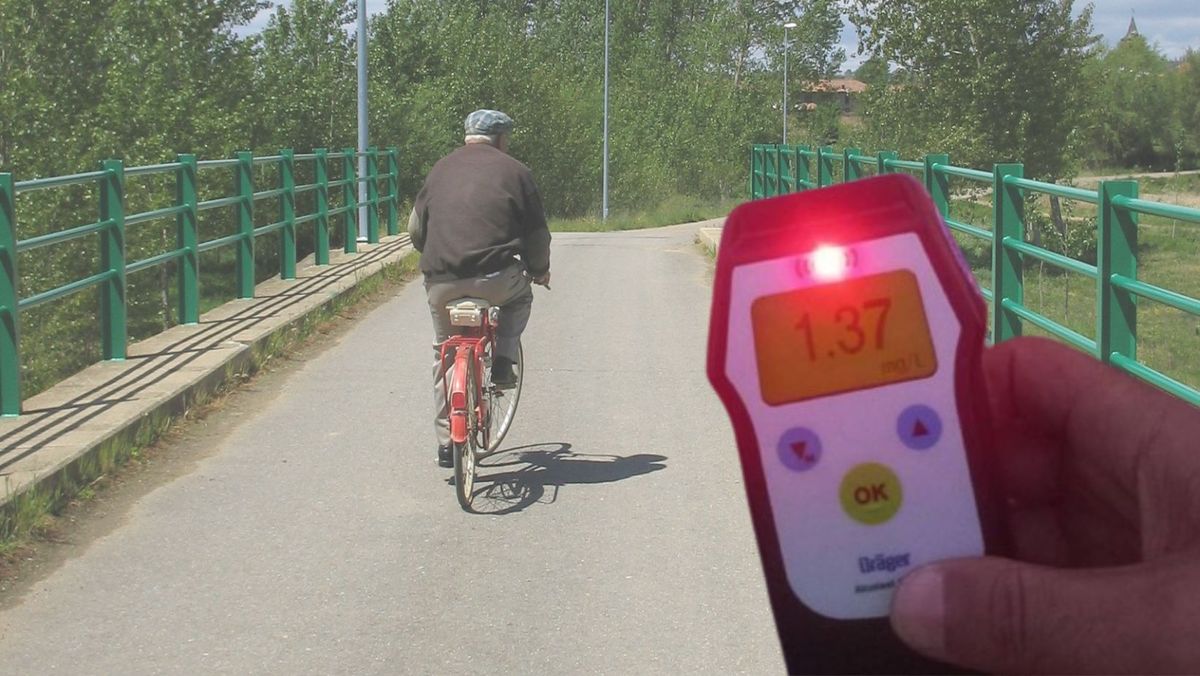 Prins beat la ghidonul bicicletei: Un bărbat din Fălești riscă o amendă de până la 25.000 de lei