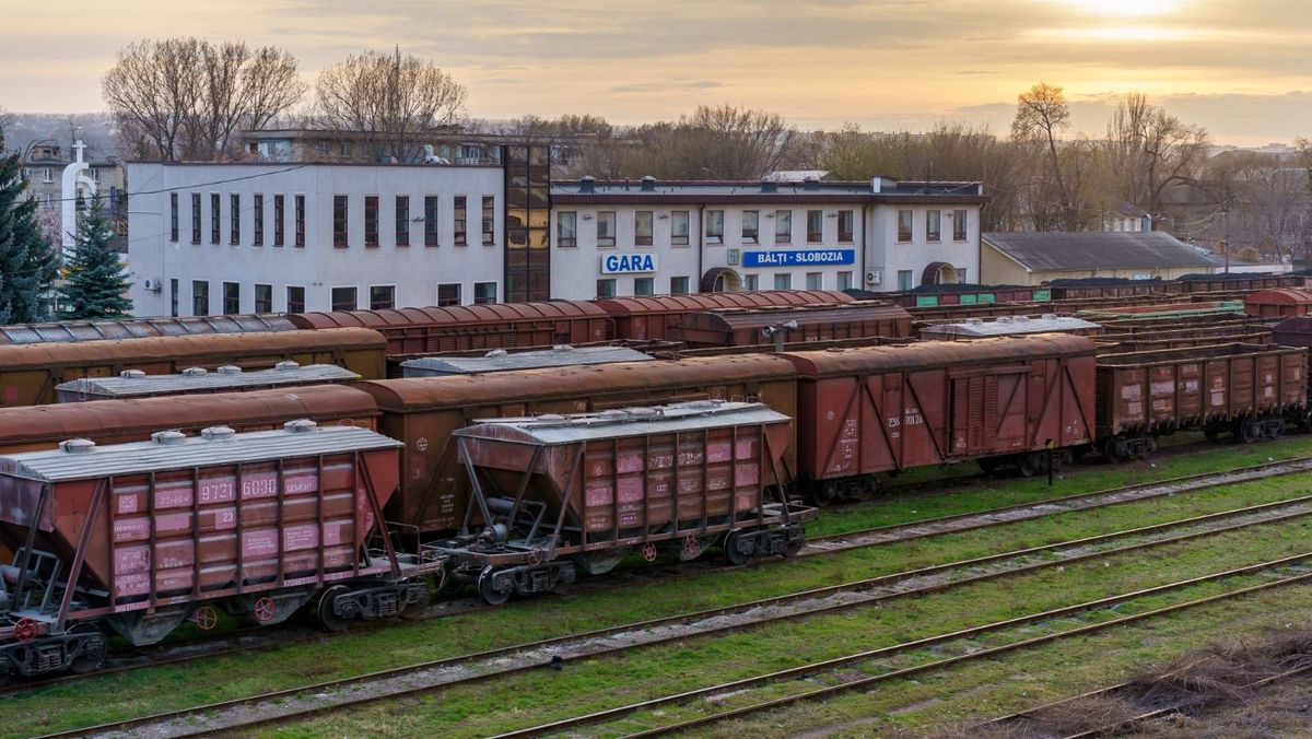 CFM urmează să vândă mai multe locomotive și vagoane vechi ca să-și poată remunera angajații