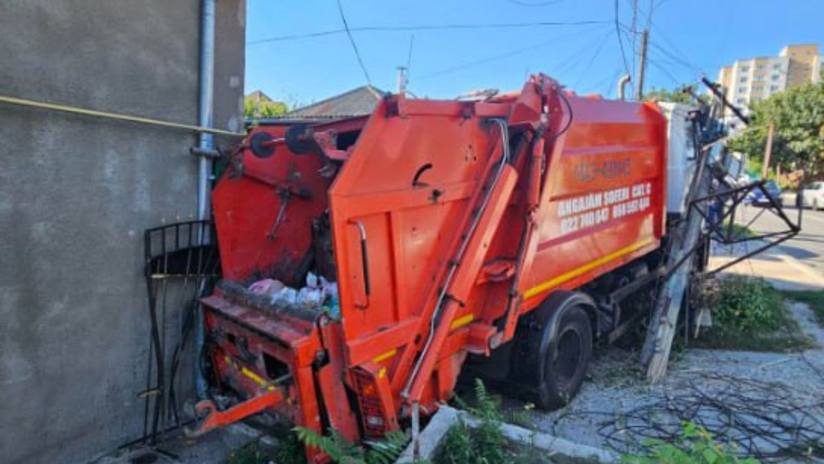 Accident rutier în Chișinău. I s-a făcut rău la volan și a intrat cu autospeciala într-un pilon de telecomunicații