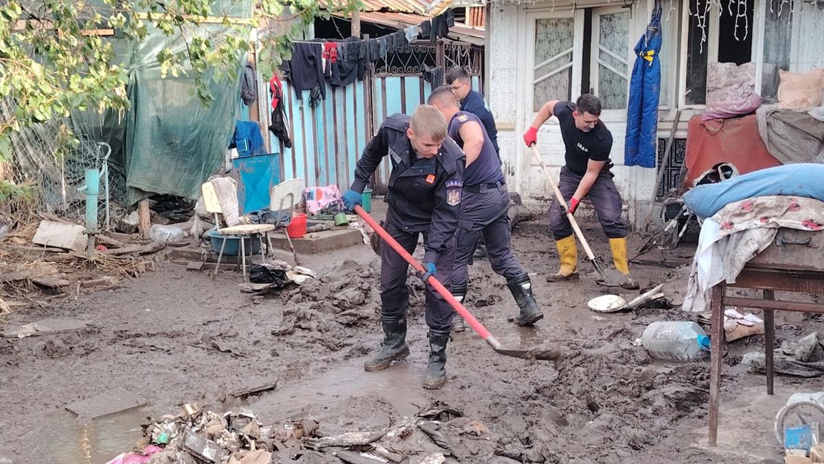 FOTO/ Localitățile din județul Galați, grav afectate de inundații. Salvatorii români oferă ajutor cetățenilor