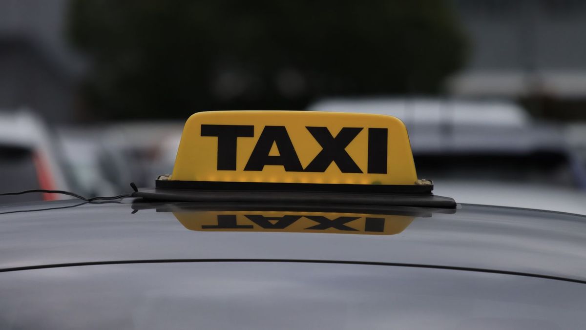 Taximetriști verificați la Aeroportul Chișinău. Au fost amendați pentru lipsa bonurilor și transportarea ilicită