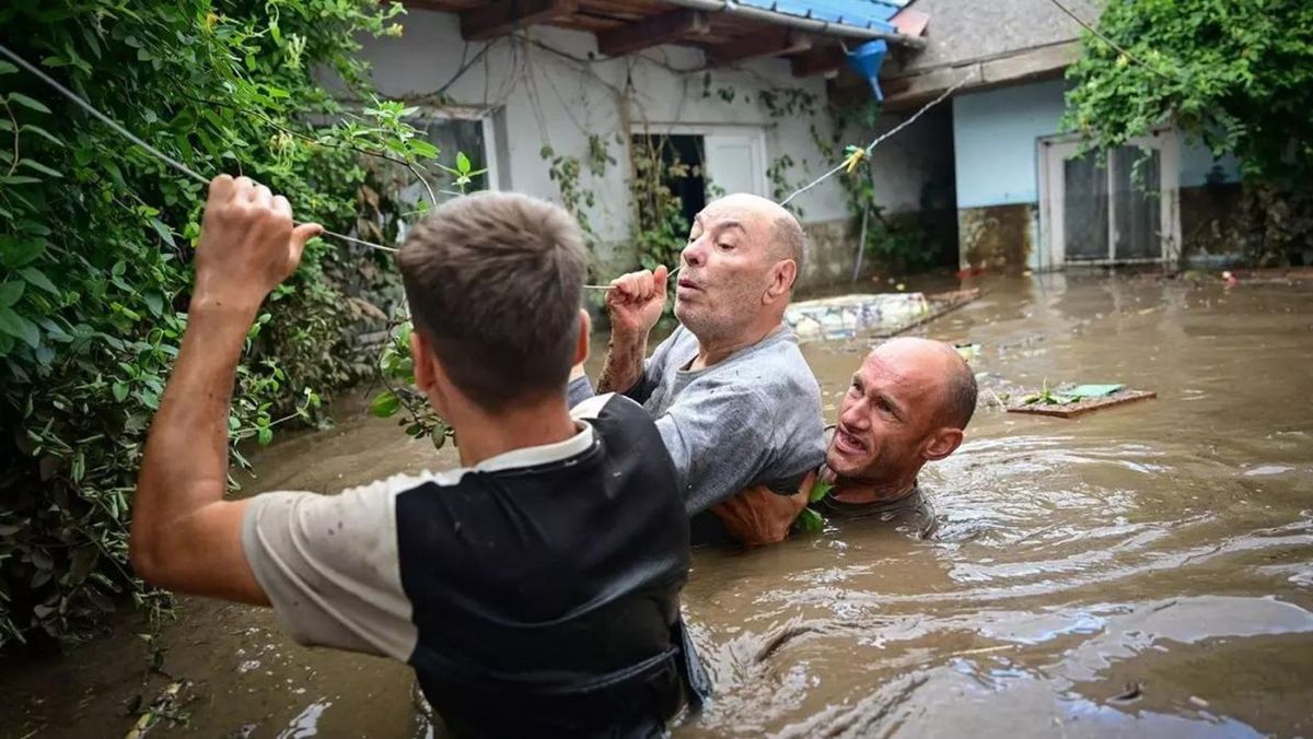 Inundații istorice în județul Galați. Mii de oameni au rămas fără case, iar cinci persoane au decedat