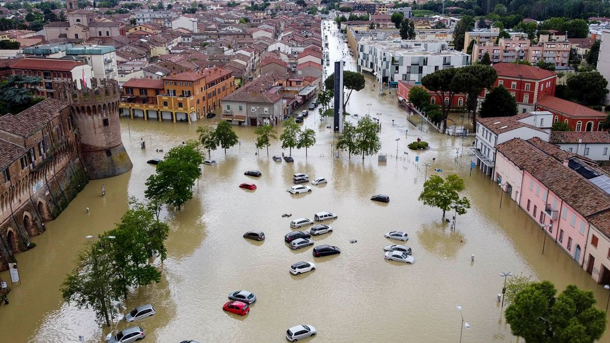 Inundații devastatoare în Italia. Mai multe regiuni, sub ape. Cel puțin o persoană a murit