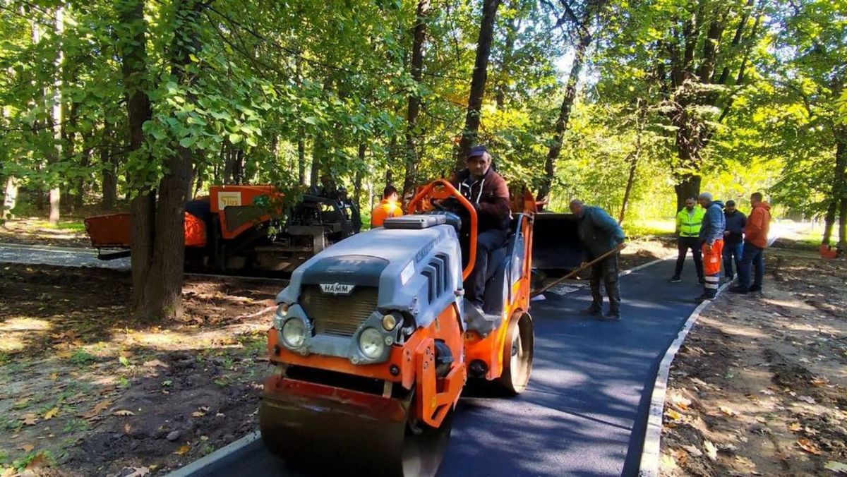 FOTO/ Aleile pietonale din Parcul „Valea Trandafirilor” din capitală, în plin proces de reabilitare