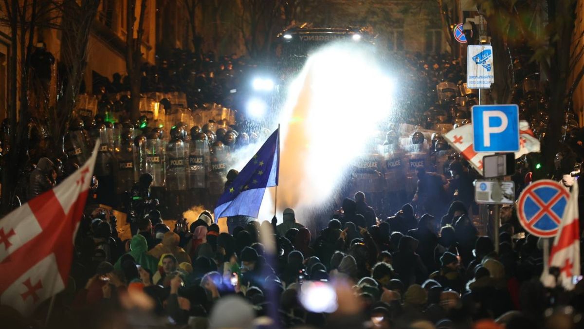 Proteste violente în Georgia după ce guvernul a suspendat negocierile de aderare la UE