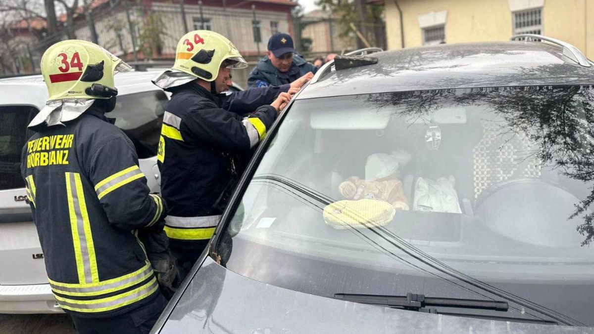 Un copilaș de un an a rămas blocat într-o mașină, la Orhei. A fost necesară intervenția salvatorilor