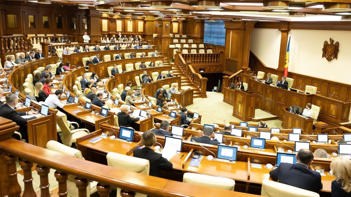 Deputații PSRM boicotează ședința Parlamentului și participă la protestul din fața Curții Constituționale