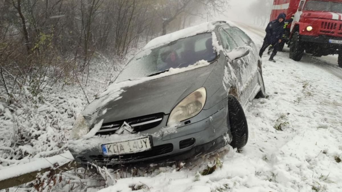 Vreme rea în țară: Un camion a derapat de pe carosabil la Călărași, iar un automobil - la Ungheni