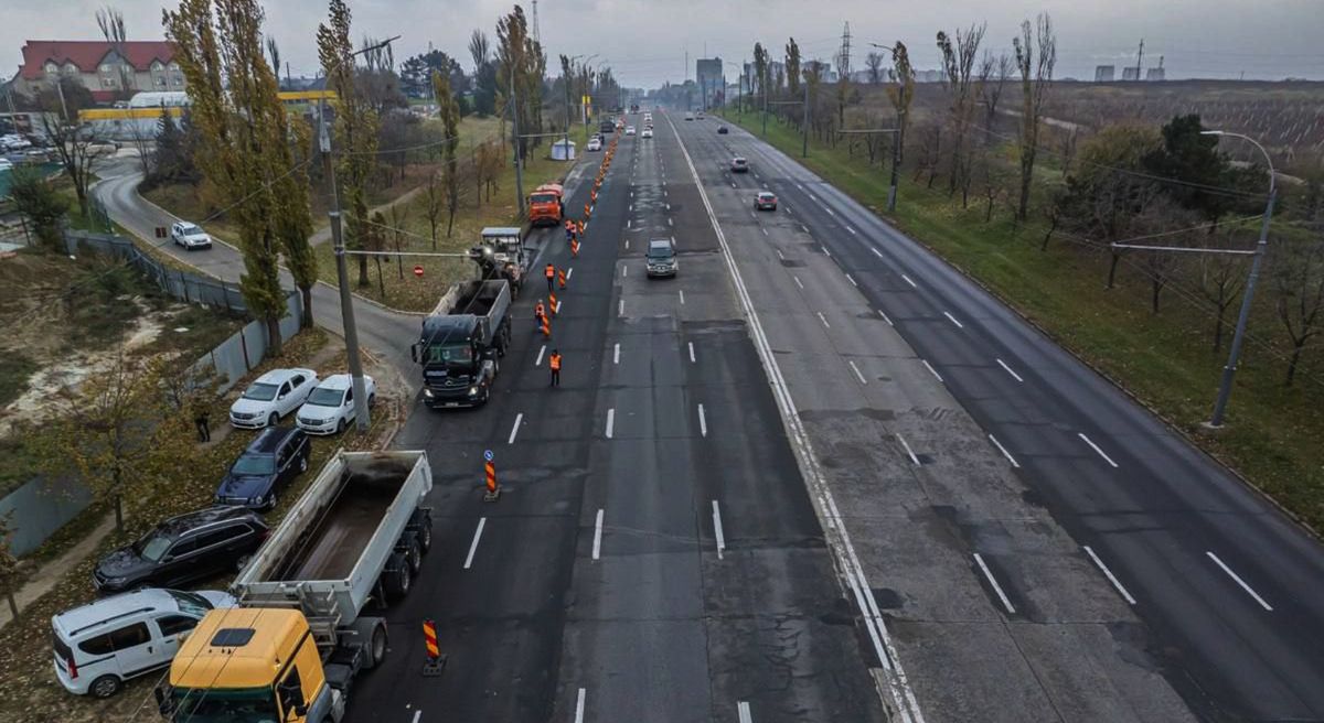 GALERIE FOTO/ Șoseaua Hîncești a intrat în reabilitare. Primăria Chișinău anunță ce lucrări se fac