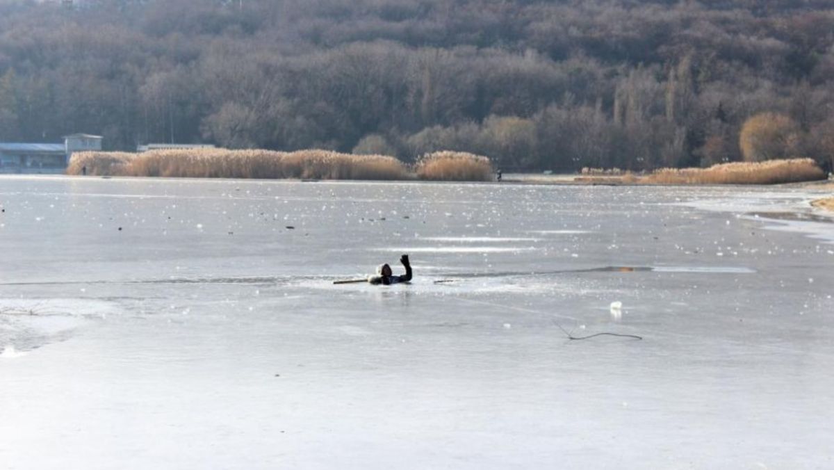 Atenție la gheața de pe râuri și lacuri. Avertizările emise de IGSU