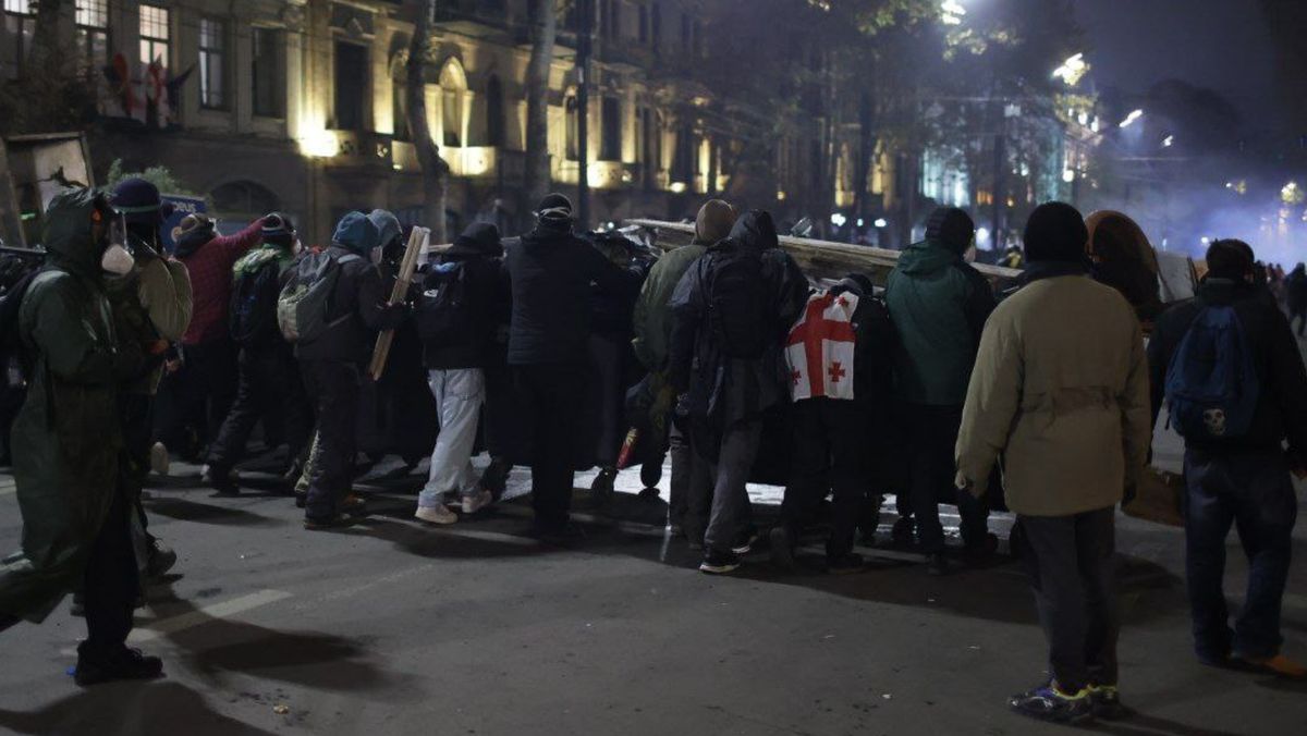 În Georgia continuă protestele. Mii de manifestanți au ieșit din nou în stradă la Tbilisi