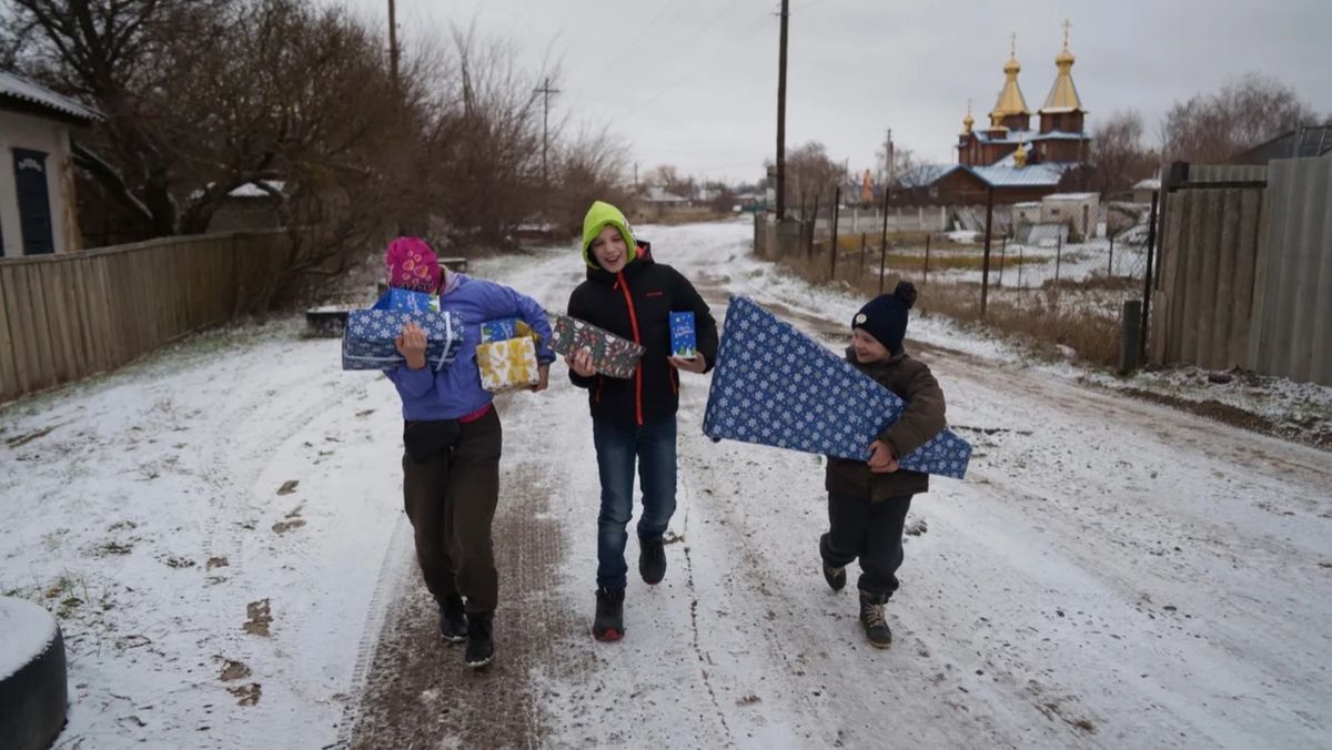 Copiii ucraineni din prima linie a frontului primesc cadouri de la Moș Nicolae - GALERIE FOTO