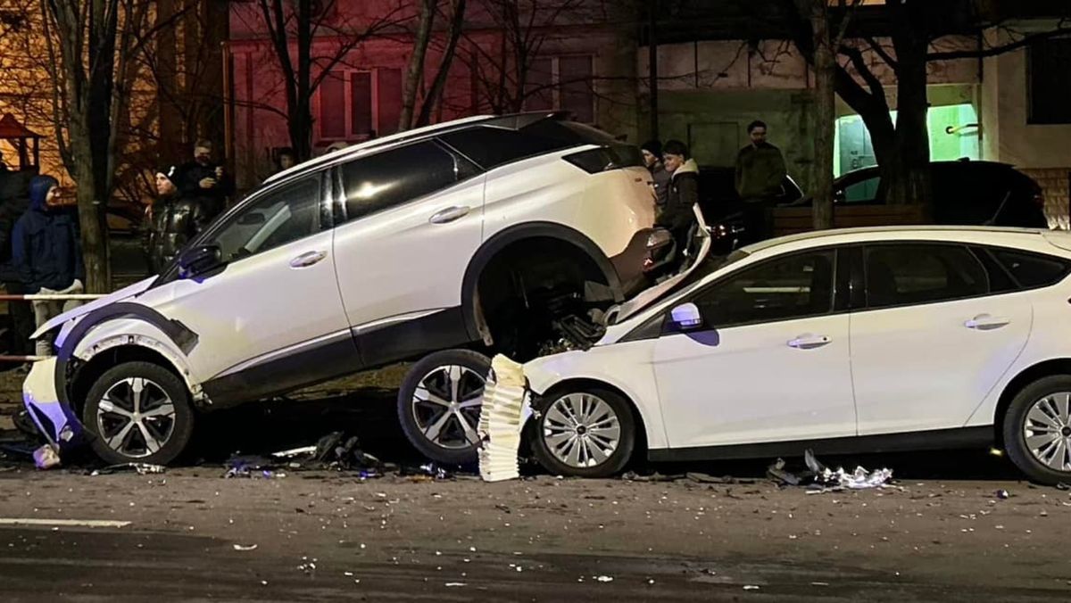 FOTO/ Grav accident în capitală. Șapte mașini au fost avariate, iar o persoană a ajuns la spital