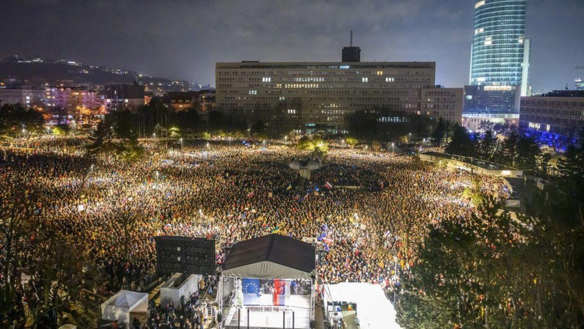 Mii de persoane au protestat în capitala Slovaciei împotriva premierului Robert Fico