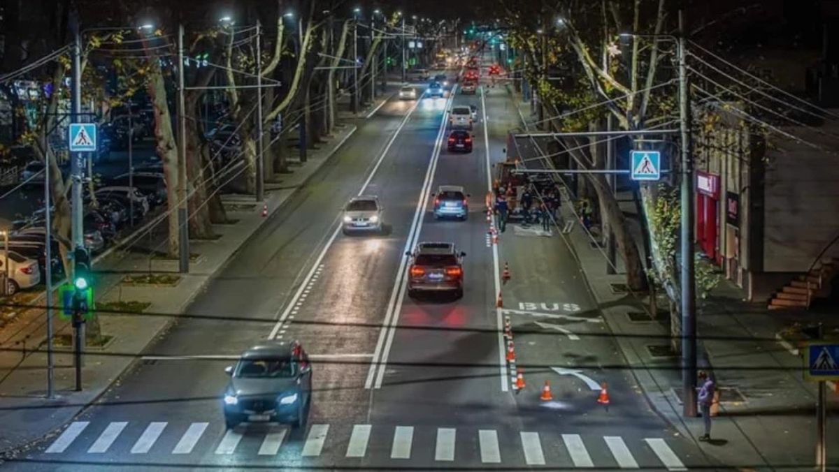 VIDEO/ Un bărbat de 63 de ani, lovit de o mașină în timp ce traversa strada regulamentar