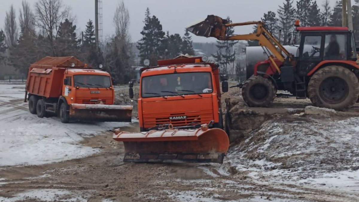 GALERIE FOTO/ Ghețuș pe anumite sectoare de drum din nordul și centrul țării. Avertismentul drumarilor