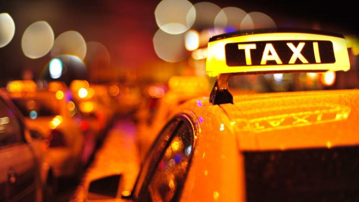 Companiile de taxi ar putea să falimenteze din cauza majorării taxei pentru RCA. Avertismentul ATAT