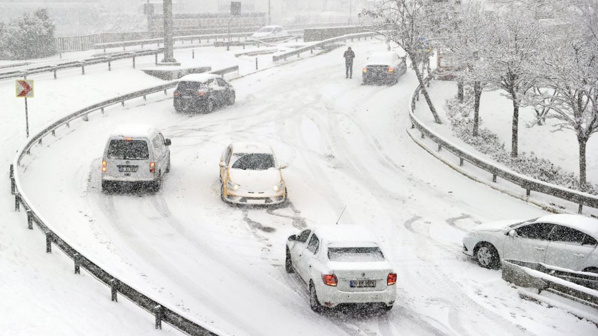 VIDEO/ Turcia este lovită de ninsori puternice. Stratul de zăpadă ar putea ajunge până la 40 cm