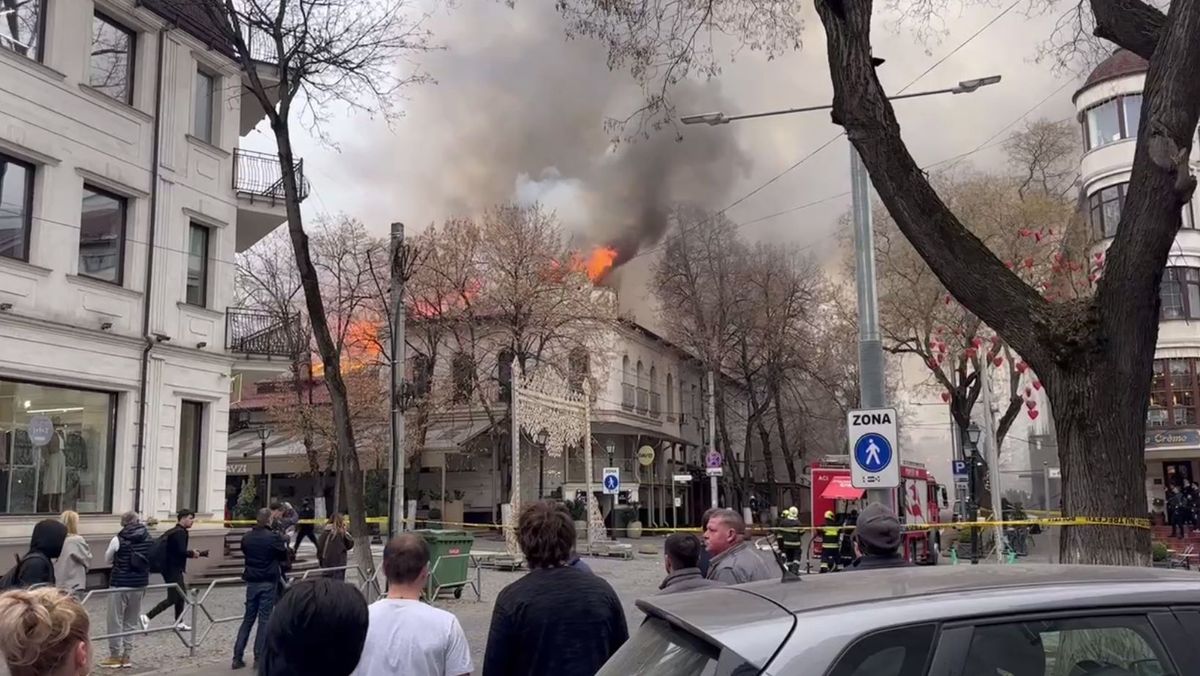 VIDEO/ Incendiu puternic în centrul capitalei. Flăcările au cuprins acoperișul unui restaurant